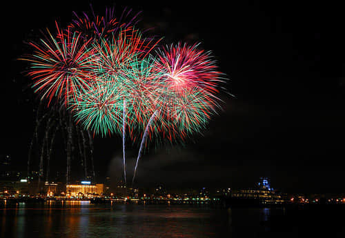 422047973 331ae9e6d9 100 Breathtaking Fireworks Photography Around The World