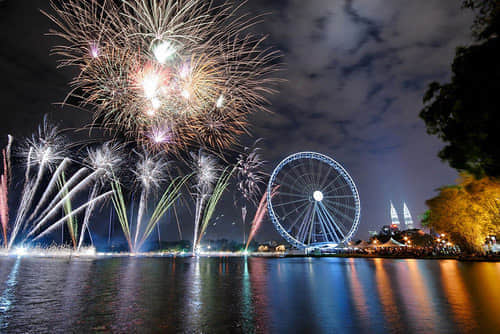 560920622 0c68b9c7f9 100 Breathtaking Fireworks Photography Around The World