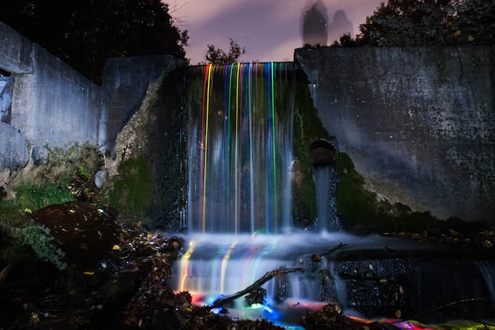 绝美的霓虹灯下的瀑布美景