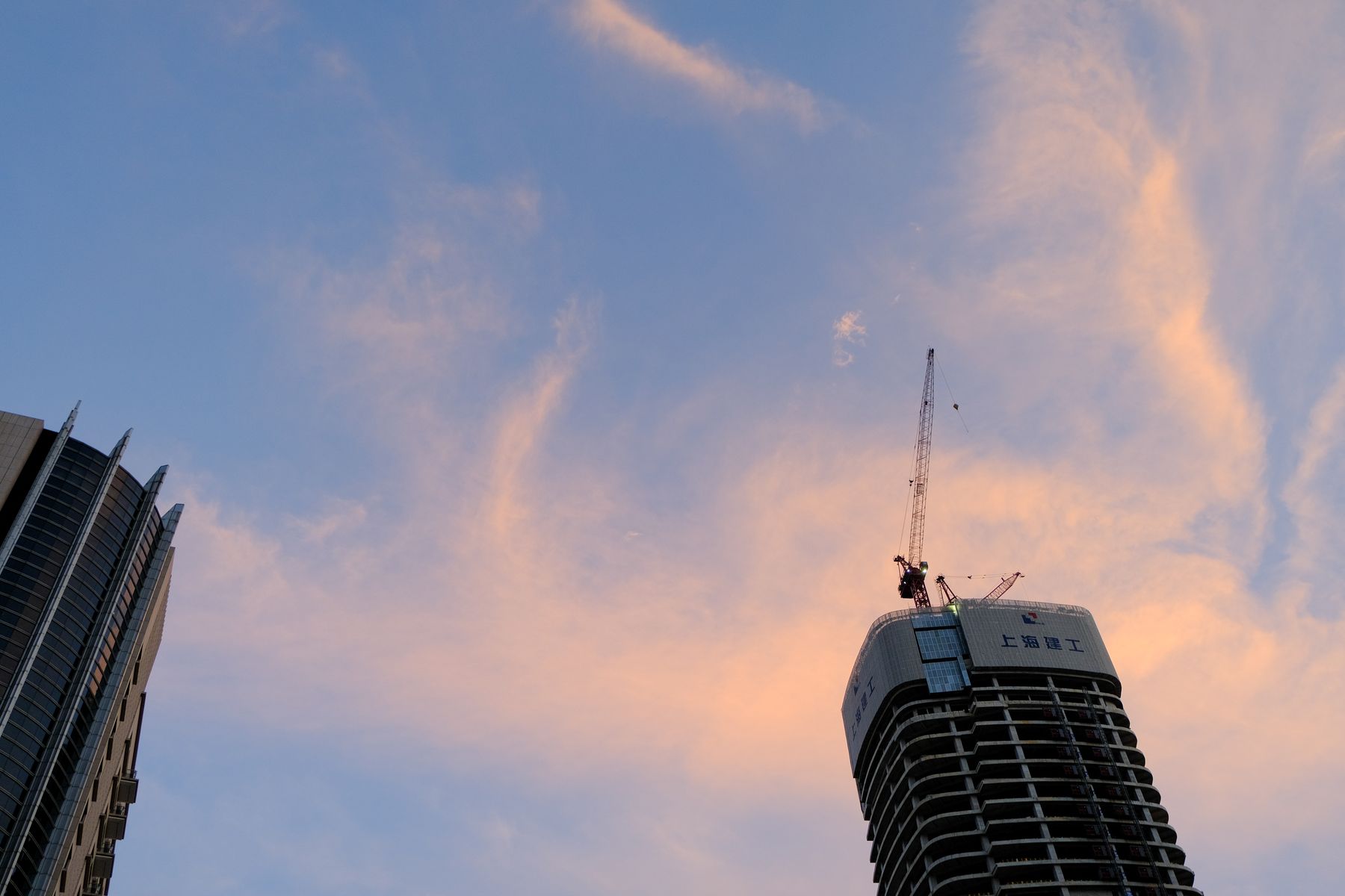 蓝天与高楼照片、建造中的上海徐家汇图片  -  免费商用图片下载