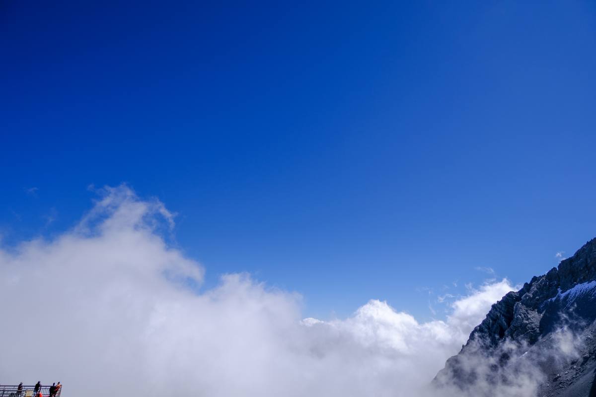 雪山云海背景免费商用照片