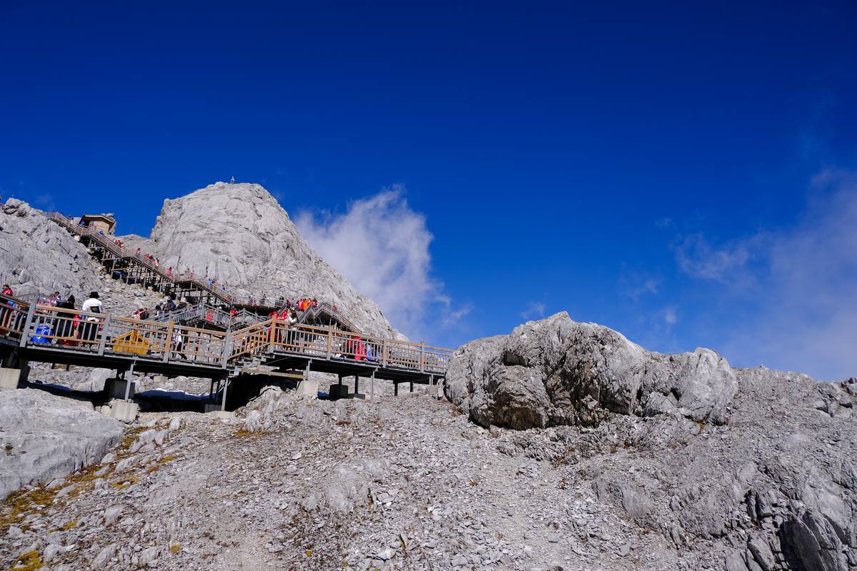 攀登雪山、悬崖上的走廊背景图片