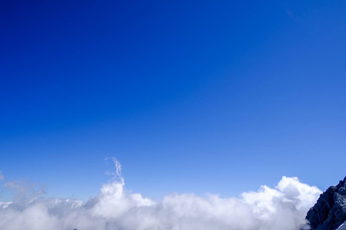 山顶云海之上背景照片下载